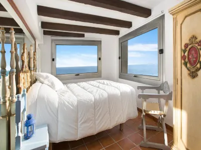 Villa in Cala Canyelles with Sea Views & Pool Отели в г. 