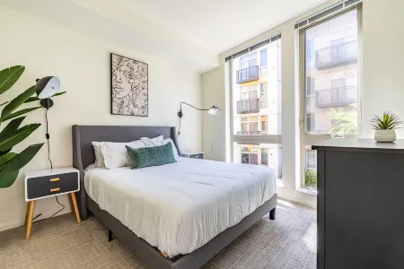 2BR | Gym, Rooftop | Mercer Island | Sophari E Отели в г. Мерсер Айленд