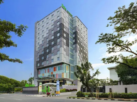 Ibis Styles Makassar Sam Ratulangi Отели рядом с достопримечательностью «Wisma Pattimura»