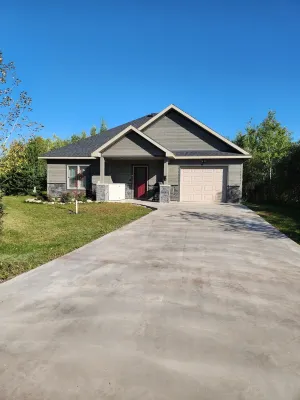 Guesthouse w/Heated Garage/Fib Intern/EV Near Mtu Hotels in Portage charter Township