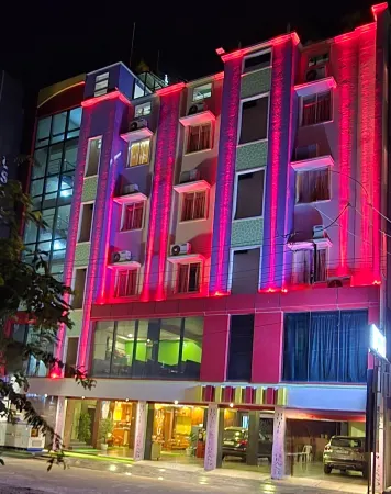 Hotel Ksr Grand Отели рядом с достопримечательностью «Sri Mukeshwara Swamy Temple, Sri Kalahasti»