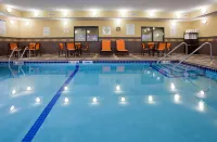 Holiday Inn Express & Suites FORT DODGE by IHG - Swimmingpools