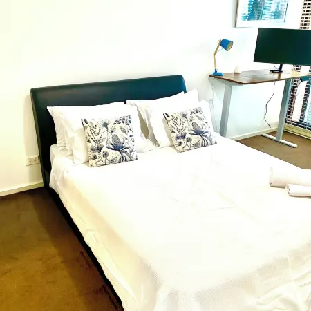 Luxurious Apartment with City Views and Yarra River