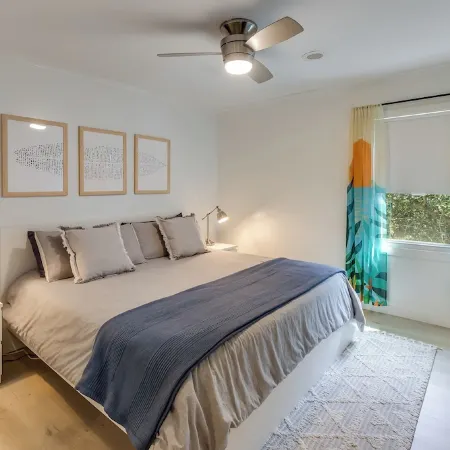 Emerald Isle Oceanside, Walk to Beach, Yard, Bikes, Beach Gear, Near Everything