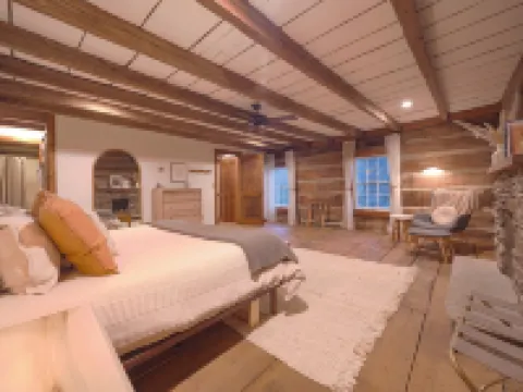 Sugar Mountain Log Cabin with Hot Tub, Fire Pit & Modern Comforts