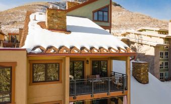 Cloud 9 by AvantStay Located at the Base of Vail Ski Resort w Community Pool Hot Tub