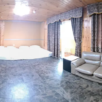 Silla Family Hotel Отели рядом с достопримечательностью «Храм Манвольса»