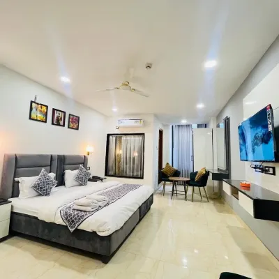 โรงแรม อโรม่า สุลต่านปูร์ โรงแรมใกล้วัดฉัตรปุระ