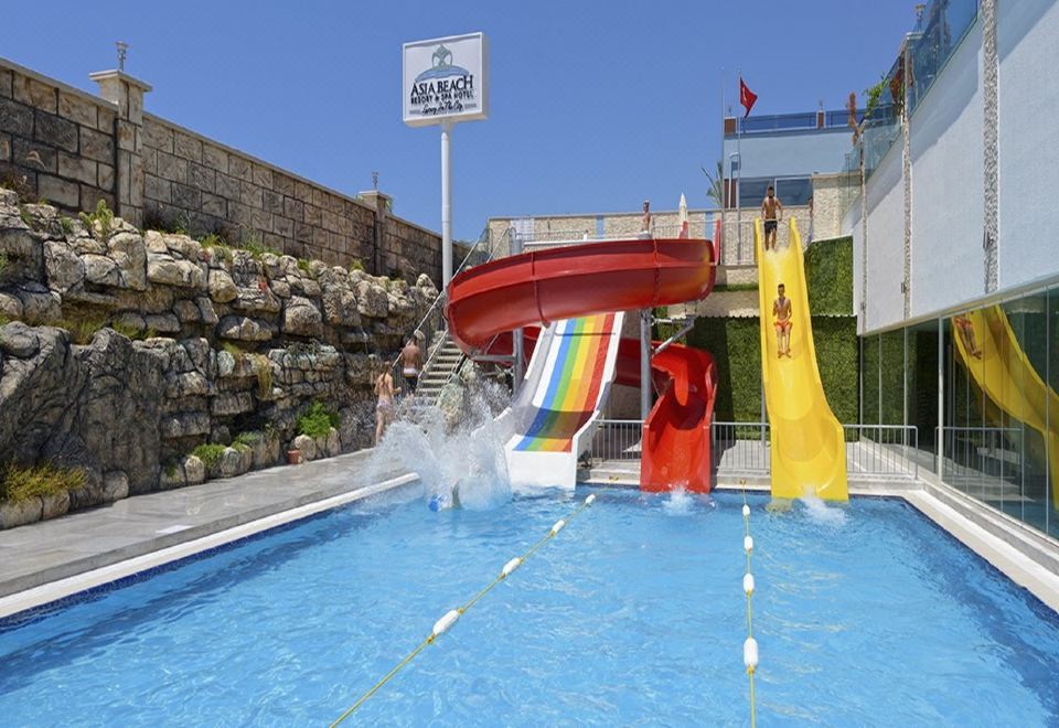 Lou Lou'a Beach Resort Over view