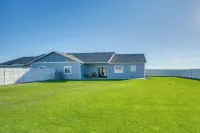 Walk to Moses Lake! Family Home w/ Fenced Yard - Homestays