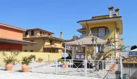Miu' B&B , Ciampino , Villa Con Piscina e Parcheggio Privato - 2-Star