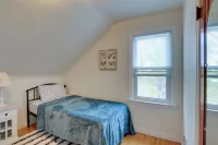 Lakefront Algoma Home w/ Deck, Grill & Fireplace -  Privatzimmer