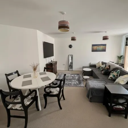Central 2-Bed Apartment - Sleeps 5 & Free Parking