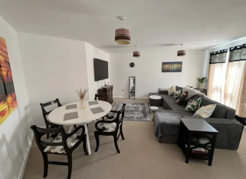 Central 2-Bed Apartment - Sleeps 5 & Free Parking