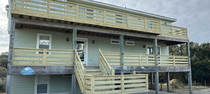 7 bdrms, private pool, hot tub, ocean view, sunset/sunrise views, multiple decks Hotels in Corolla