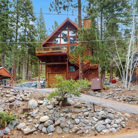 2BR Dog-friendly Cabin w/ Lake Views