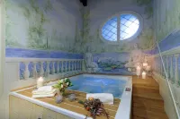 The Medieval Penthouse, Indulge Among History in a Luxury 5 Bedrooms Apartment - vasca da bagno