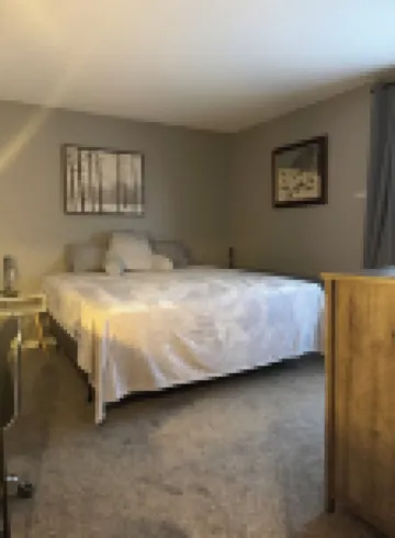 Ski home to a renovated cozy 1br condo w/fireplace & hot tub at Trail Creek!