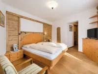 5 Minutes from the Alpe di Siusi Cable Car, Family Apartment and Terrace. Hotels in Siusi