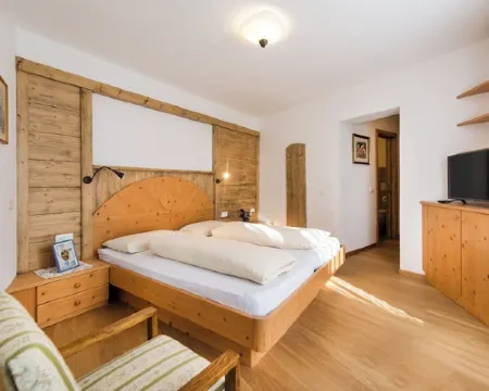 5 Minutes from the Alpe di Siusi Cable Car, Family Apartment and Terrace. Hotel di Siusi