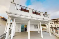 1BR Ocean-view Apt - Walk to Beach, Shops & Pier - Condos