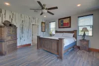Stunning Ranch Villa Private Pool and Hot Tub! - Parkplatz