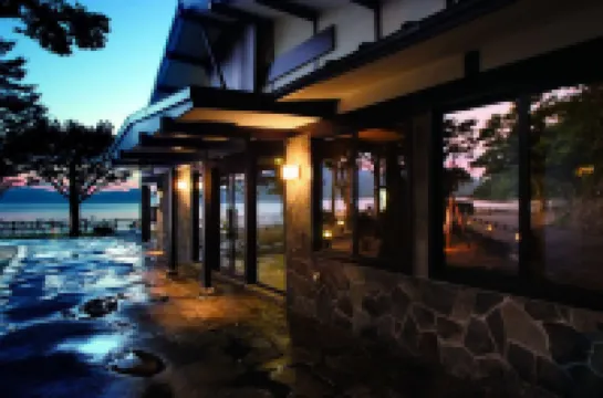 湖邊景觀翠明閣