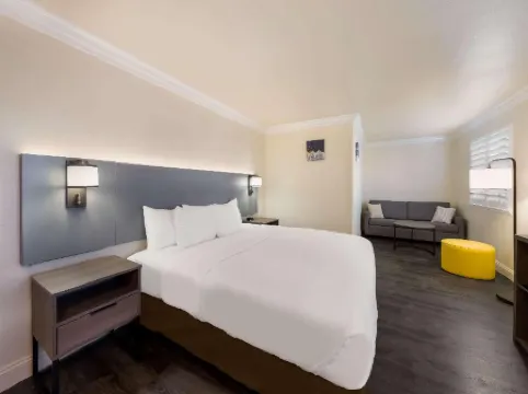 Super 8 by Wyndham Gilroy