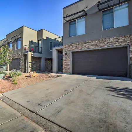 Luxury Moab Vacation Rental w/ Pool Access!