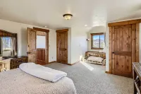 Idyllic Florissant Cabin w/ Patio & Hot Tub! - balcony