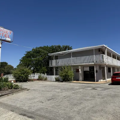 Budget Motel Hotels near Pullman Park