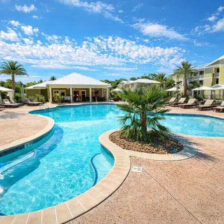Lazy Palm-Free Beach Pass! Pool! 1/2 Mile to Marshwalk and Marina! 3 King Bdrms!