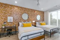 Nashville Oasis at The Muse: Modern 2BR With Balcony & Rooftop Views - Alojamientos