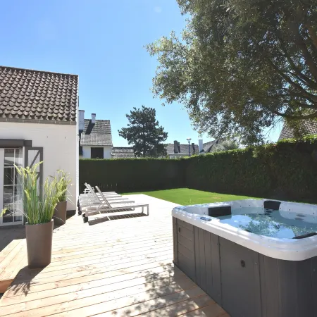 Luxury Villa in Sint-Idesbald with Jacuzzi