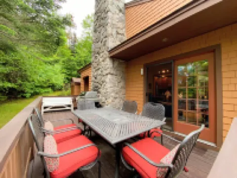 O9 New Renovated Bretton Woods Slopeside Condo with 2 Living Rooms Foosball Air Hockey