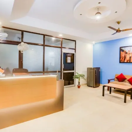Roomshala 147 KD Plazav Отели рядом с достопримечательностью «Храм Чаттарпур»