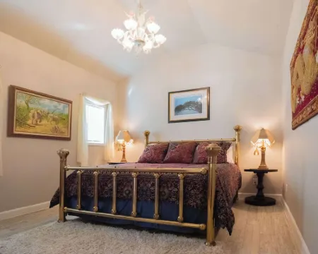 Tank House Stay for 2 - Access to Pool, Hot Tub Hotels in Comfort