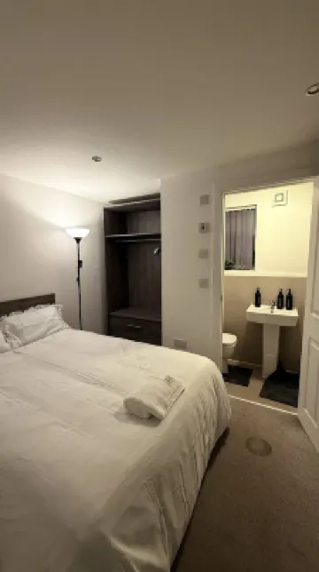 Cozy 1 Bedroom Fully Furnished Apartment Hotels in 