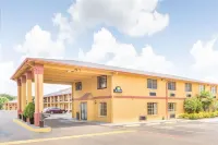 Days Inn & Suites by Wyndham Marshall - Pools