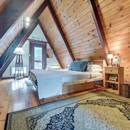 Charming Hunter A-Frame: Walk to Ski Lift!