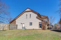 Groups Welcome, Central Location! Tulsa Gem + Yard - balcony