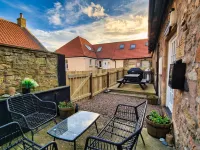 Bamburgh - Sleeps 8 - Dogs Stay Free - Enclosed Garden - Off Road Parking Hôtels à : 
