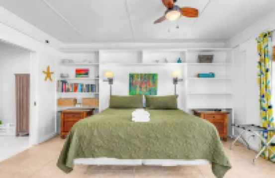 POMPANO Beach studio with pool. Lovely Couple's Getaway… Steps to beach