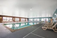 Clarion Inn Elmhurst - Oak Brook Near I-88 I-290 I-294 - Pools
