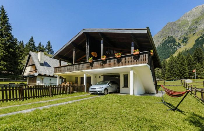 Chalet Soleada with Fireplace and Terrace for 5 - Happy Rentals