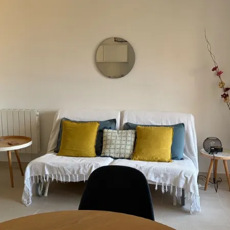 Cassis center apartment la rade, behind the harbor, nice view and parking Отели в г. Кассис
