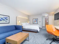 Holiday Inn Express & Suites MEDFORD by IHG Hotel di Medford