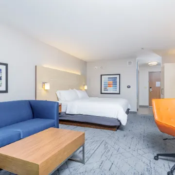 Holiday Inn Express & Suites MEDFORD by IHG
