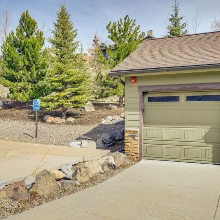 Condo w/ Private Hot Tub, 2 Mi to the Jordanelle!