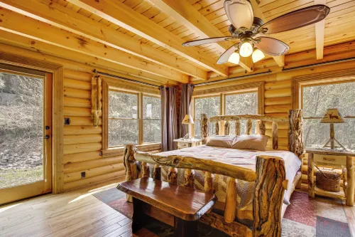 210-acre Cabin w/ Trails & Hot Tub in Tuscumbia! - Homestays